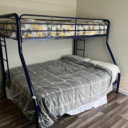 Peaceful 2Bed,1Bath Condo With Free Parking All Yours To Enjoy Fresno Exterior photo